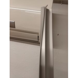 Kalustekulma 90 C°, 220 cm, 15 mm 1 levyuralla ( päättyvä ), kulj. vaurio