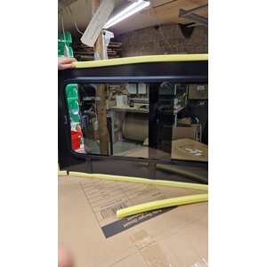 Carbest Liukuikkuna VW Crafter vuodesta 2018>, Eteen oikea, kuljetusvaurio